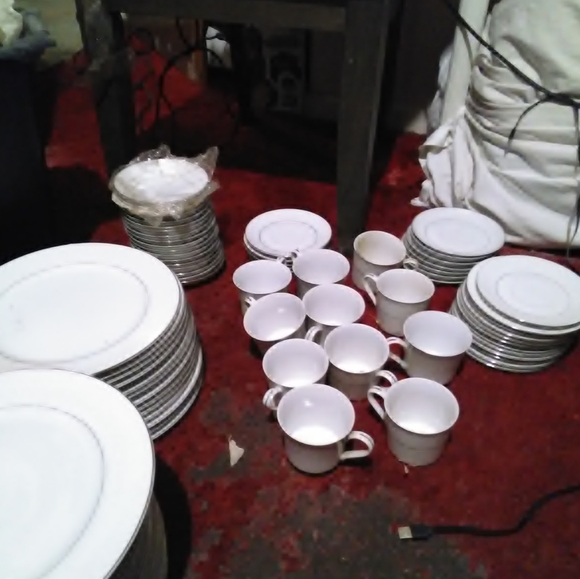 Fine China,dinner plates,bread,plates,tea saucers - Picture 8 of 13